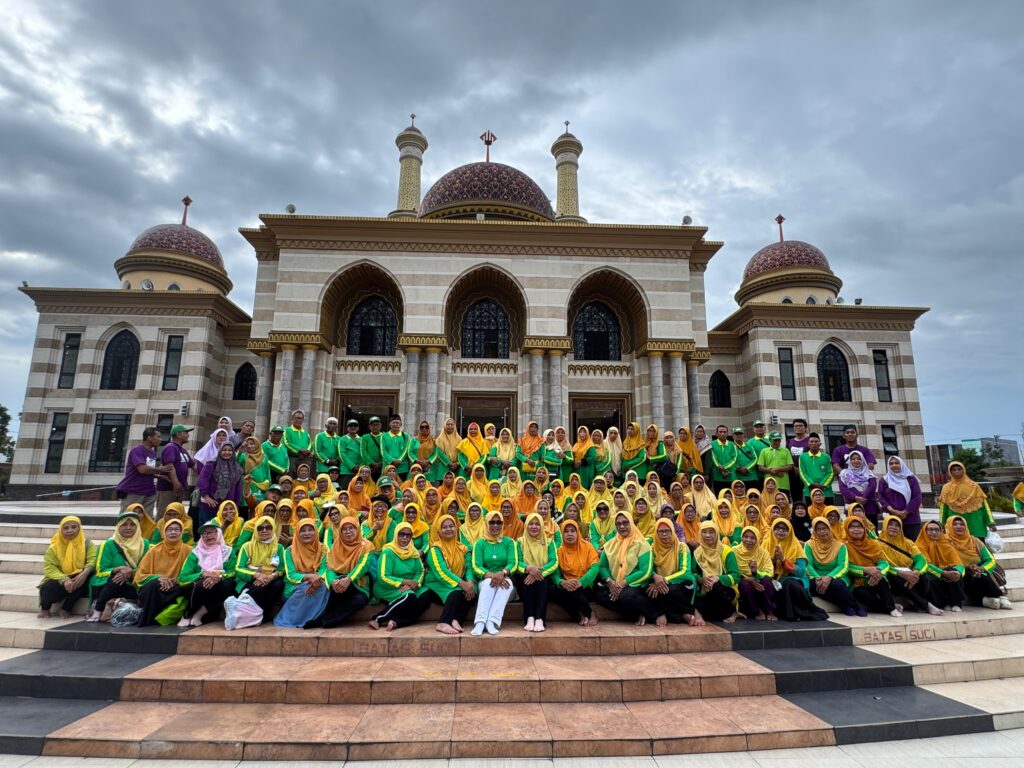 Foto Klub Lansia PKU Bantul saat Wisata Sehat ke Solo 2024